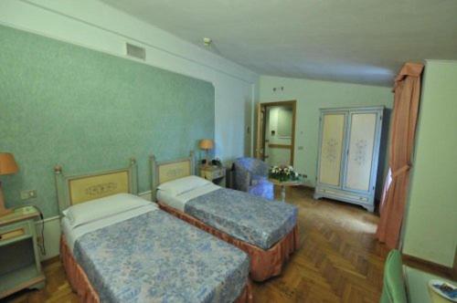 ein Hotelzimmer mit 2 Betten in einem Zimmer in der Unterkunft Villa Icidia in Frascati
