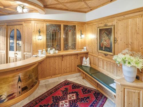 Duży pokój z drewnianymi ścianami i wazą na stole w obiekcie Hotel Magdalena Mayrhofen w Mayrhofen