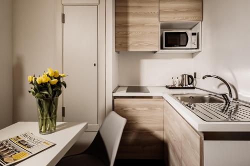 Una cocina o cocineta en be.HOTEL