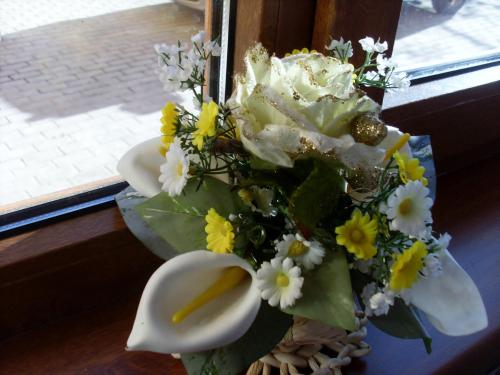 a bouquet of flowers sitting on a window sill at Villa Eden DeLux in Yanoshi
