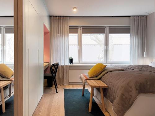 Schlafzimmer mit einem Bett, einem Fenster und einem Schreibtisch in der Unterkunft Ferienwohnung Klaus in Wyk auf Föhr
