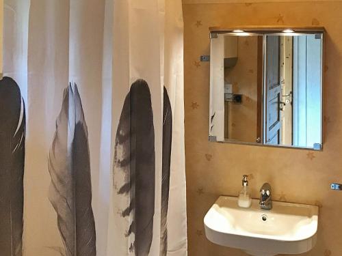 W łazience znajduje się umywalka i lustro. w obiekcie Holiday home Ånimskog w mieście Ånimskog