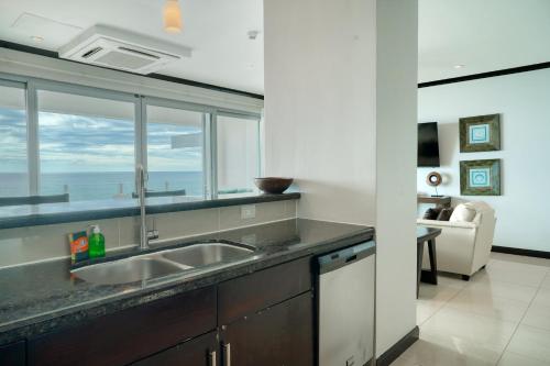 cocina con fregadero y ventana grande en Diamante del Sol 802S, en Jacó