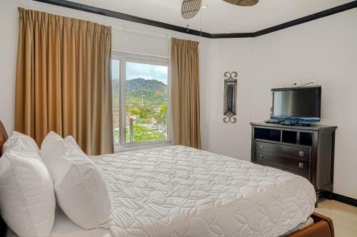 Un dormitorio con una cama grande y una ventana en Diamante del Sol 802S, en Jacó