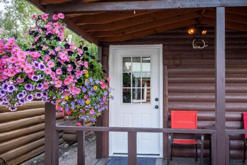 Log Cabin Motelにあるバルコニーまたはテラス