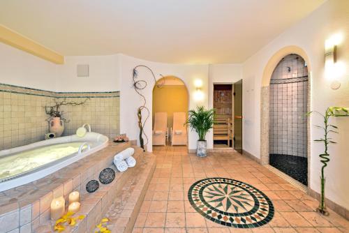 a large bathroom with a tub and a sink at Pension Tasa in Valles