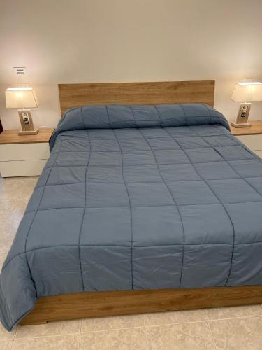 A bed or beds in a room at A casa di Frida & Mika - COMODO PUNTO DI SOSTA - Vicino a tutti i servizi - a 20 minuti dall'autostrada