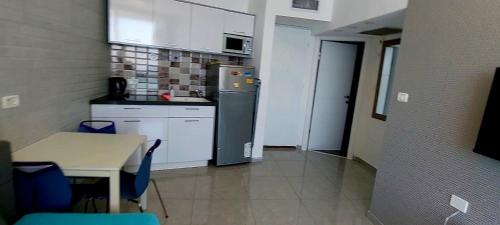 Küche/Küchenzeile in der Unterkunft Apart Hotel TLV/Bat Yam Beach Front 1207