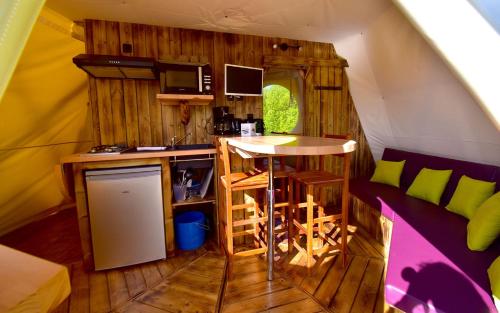 Kuchyň nebo kuchyňský kout v ubytování Glamping Terre & Mer