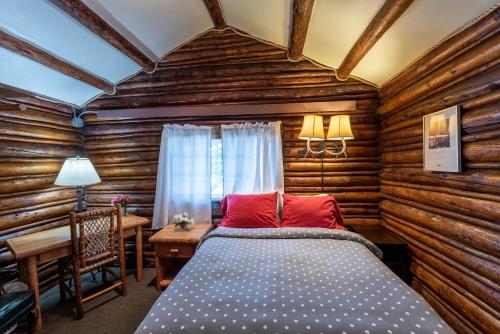 Log Cabin Motelにあるベッド