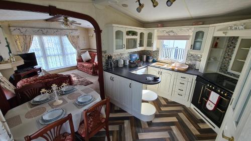 Caravan 6 berth في إنغولدميلز: اطلالة جوية على مطبخ وغرفة معيشة مع طاولة