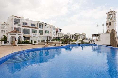 Bazén v ubytování appartement de luxe front mer à DAR BOUAAZA nebo v jeho okolí