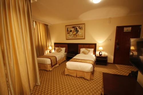 Tempat tidur dalam kamar di caravan Hotel Addis