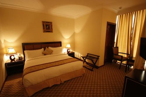 Tempat tidur dalam kamar di caravan Hotel Addis