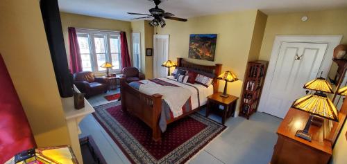 Ένα ή περισσότερα κρεβάτια σε δωμάτιο στο The Lark & Loon Inn