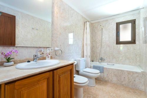 M0 Práctico y Sencillo Apartamento a 100 m de las mejores playas de Mallorca في كولونيا سانت جوردي: حمام مع حوض ومرحاض وحوض استحمام