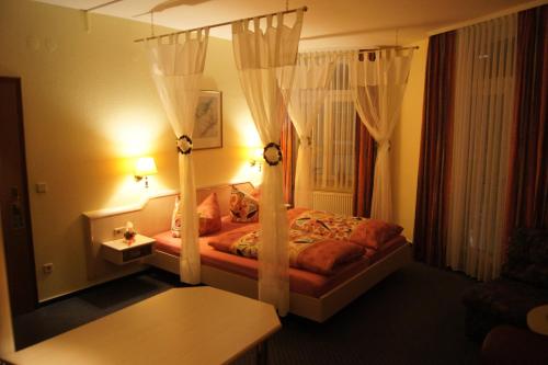 Voodi või voodid majutusasutuse Hotel "Drei Rosen" OHG Regina & Hans - Peter Faßbinder toas