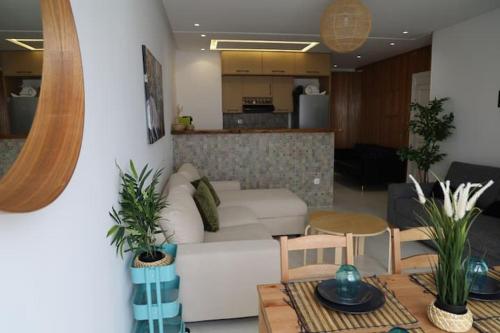 Posezení v ubytování appartement de luxe front mer à DAR BOUAAZA