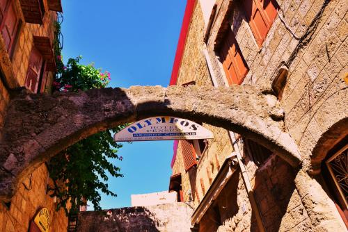 un letrero de la calle en el lateral de un edificio en Olympos Pension en Rodas