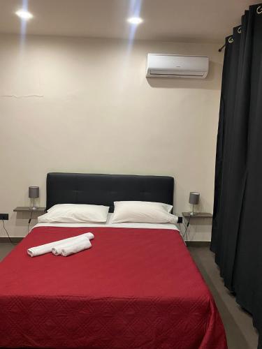 a bed with two white towels on top of it at Sistra in Catania