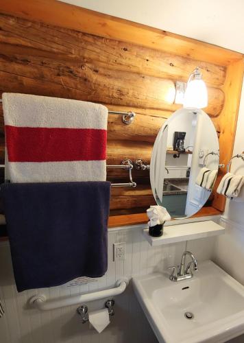 パインデールにあるLog Cabin Motelのギャラリーの写真