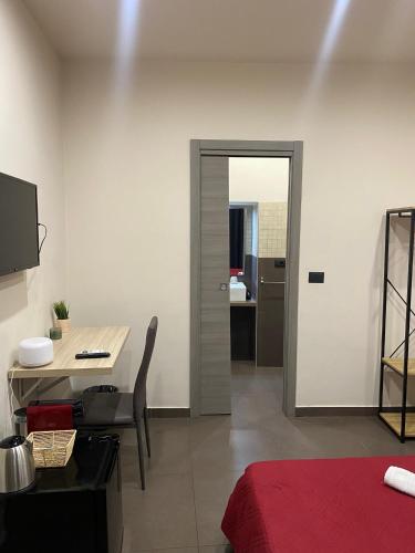 a room with a desk and a room with a bed at Sistra in Catania