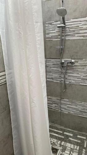 a shower with a shower curtain in a bathroom at "SUPER" Caratteristico con volta a Stella a Torre Lapillo a 80 metri dalla spiaggia Casa Daniela, disponibile NAVETTA per l'Aereporto GRATUITA in Torre Lapillo