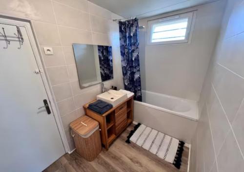une petite salle de bain avec un lavabo et un miroir dans l'établissement Le Cosy, à Narbonne