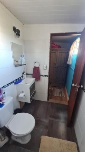 a small bathroom with a toilet and a sink at Valizas Hostel in Barra de Valizas