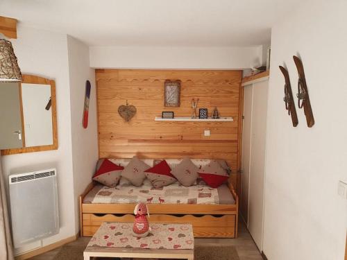 a small bedroom with a bed and a table at Spacieux appartement 37M2-T3-RDC-6 personnes-100m remontées in Valmeinier