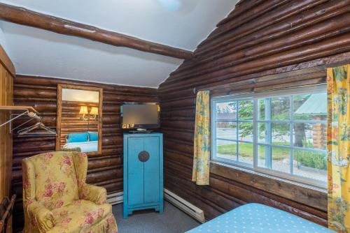 Log Cabin Motelにあるベッド