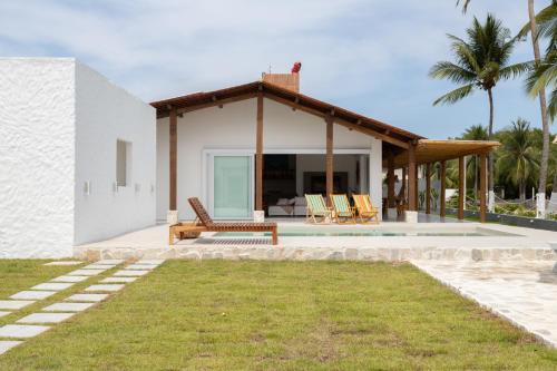 una villa con piscina y una casa en Lilota da Barra - Charme e alto padrão, en Barra de São Miguel