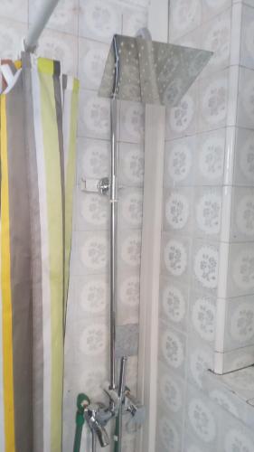 eine Dusche mit Glastür im Bad in der Unterkunft Hostel Juniors in Buenos Aires