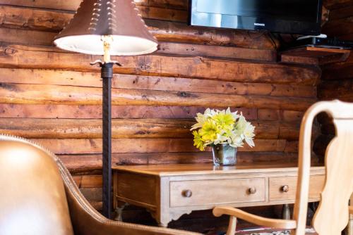 パインデールにあるLog Cabin Motelのギャラリーの写真