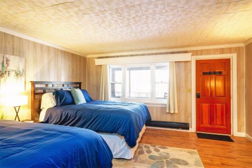 a bedroom with two beds and a window at River Front Resort in Elkins