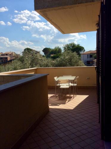 a patio with a table and chairs on a balcony at La casa di Armando in San Gemini