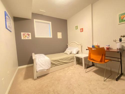 Habitación pequeña con cama y escritorio. en Yellowknife Bed and Breakfast, en Yellowknife