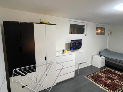 ein Schlafzimmer mit einem Bett und einem weißen Schrank in der Unterkunft ÖLJERSJÖ COTTAGE in Lyckeby