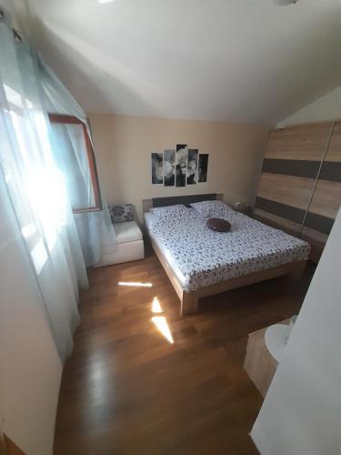 une petite chambre avec un lit et une fenêtre dans l'établissement Apartment Dukic, à Sveti Filip i Jakov
