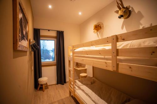 Двох'ярусне ліжко або двоярусні ліжка в номері Westendorf Mountain Lodge Gamsspitz