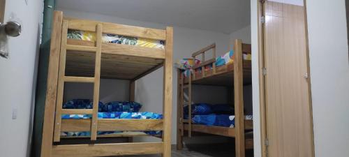 21 ACOGEDOR APARTMENT LAURELES ESTADIO 2 HABITC 2 BAÑoS tesisinde bir ranza yatağı veya ranza yatakları