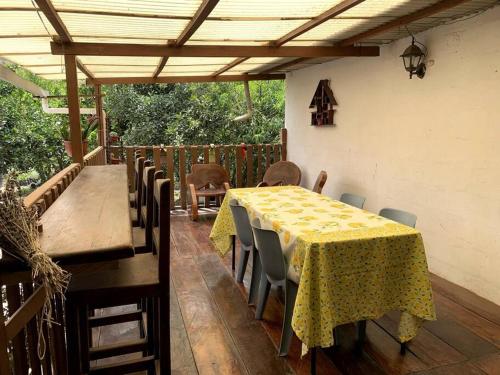 comedor con mesa y sillas en la terraza en Casa de Campo Nuestra Tierra, en Quito