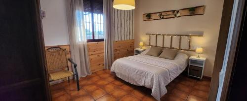 a bedroom with a bed and a window at Villa Boreal in El Gastor