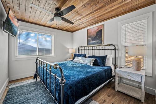 een slaapkamer met een bed en een plafondventilator bij Sky View Mountain Dream in Gatlinburg