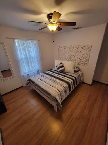 Katil atau katil-katil dalam bilik di Apartment 1 mile away from UTRGV