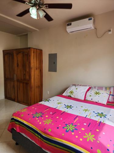 Ένα ή περισσότερα κρεβάτια σε δωμάτιο στο Casa vacacional en San Jacinto Manabi