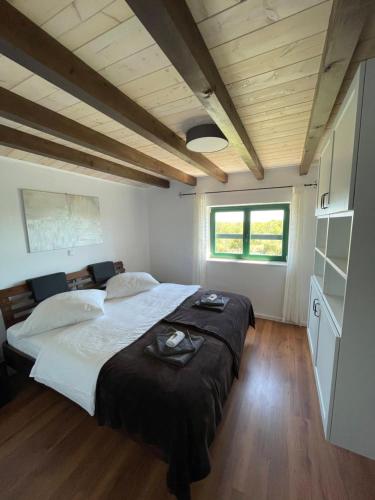 ÐevrskeにあるVilla Maslina Šarićの木製の天井が特徴のベッドルーム1室(ベッド2台付)