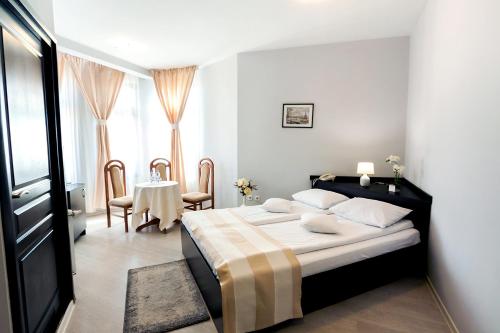 Postel nebo postele na pokoji v ubytování Astoria Hotel & Restaurant