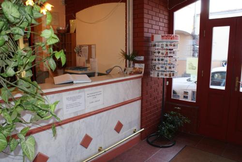 stanowisko w restauracji z oknem i drzwiami w obiekcie Hotel Palota City w Budapeszcie