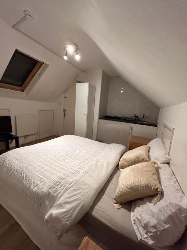 Кровать или кровати в номере Studio Flat In Croydon